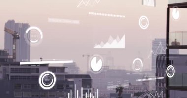 Şehir manzarası üzerinde veri işleme animasyonu. küresel iş ve dijital arayüz kavramı dijital olarak oluşturulmuş video.