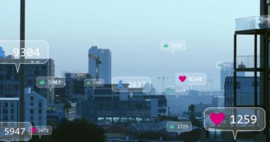 Şehir manzarası üzerinde sosyal medya simgeleri ve veri işleme animasyonları. Küresel iş, finans, hesaplama ve veri işleme kavramı dijital olarak oluşturulmuş video.