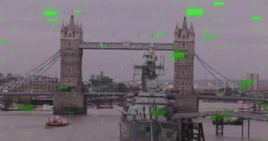 Londra şehir manzarası üzerinde veri işleme animasyonu. Küresel iş, finans, hesaplama ve veri işleme kavramı dijital olarak oluşturulmuş video.