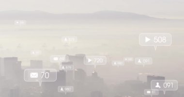 Şehir manzarası üzerinde sosyal medya simgeleri ve veri işleme animasyonları. Küresel iş, finans, hesaplama ve veri işleme kavramı dijital olarak oluşturulmuş video.