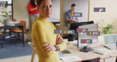 Sosyal medya simgeleri, kollarını kavuşturup ofiste gülümseyen melez kadınlar üzerinde. Sosyal medya ağı ve iş teknolojisi kavramı