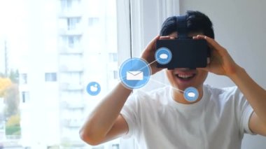 VR kulaklık kullanarak Asyalı çocuk üzerindeki bağlantı ağının animasyonu. Dijital olarak oluşturulmuş küresel bağlantılar, hesaplama ve veri işleme kavramı.