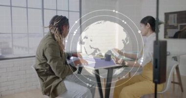 Ofiste iş tartışan çeşitli iş adamlarının finansal veri işleme animasyonları. İş, finans ve dijital arayüz kavramı dijital olarak oluşturulmuş video.