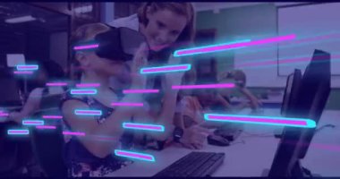 VR kulaklıklı beyaz kadın üzerinden veri transferinin ışıldayan ışık izlerinin animasyonu. Dijital olarak oluşturulmuş küresel sanal gerçeklik, veri işleme, hesaplama ve dijital arayüz kavramı.