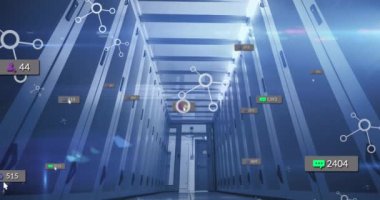 Bilgisayar sunucuları üzerinden sosyal medya simgeleri ve veri işleme animasyonları. Dijital olarak oluşturulmuş küresel sosyal medya, bağlantılar, hesaplama ve veri işleme kavramı.