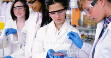 Matematiksel denklemlerin animasyonu laboratuvarda deney yapan bir grup çocuk üzerinde. Okul ve eğitim kavramı