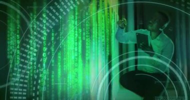 Afrika kökenli Amerikalı teknisyenlerle bilgisayar sunucularında ikili kodlama veri işleme animasyonu. Küresel hesaplama, dijital arayüz ve veri işleme kavramı dijital olarak oluşturulmuş video.