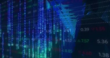 Beyaz iş adamı ve bilgisayar sunucuları üzerinde veri işleme ve ikili kodlama animasyonu. Küresel hesaplama, dijital arayüz ve veri işleme kavramı dijital olarak oluşturulmuş video.