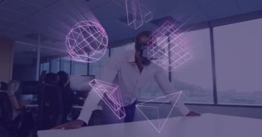 VR kulaklıklı Afro-Amerikan adam üzerinden parlayan 3D veri transferinin animasyonu. Dijital olarak oluşturulmuş küresel sanal gerçeklik, veri işleme, hesaplama ve dijital arayüz kavramı.