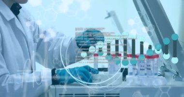 Kafkas erkek bilim adamının üzerinde dönen DNA iplikçiklerinin animasyonu. Küresel araştırma, bilim ve veri işleme kavramı dijital olarak oluşturulmuş video.