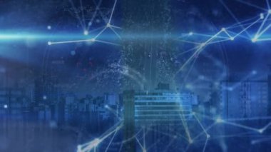 Şehir manzarası üzerinde veri işleme animasyonu. Küresel iş, veri işleme, hesaplama ve dijital arayüz kavramı dijital olarak oluşturulmuş video.