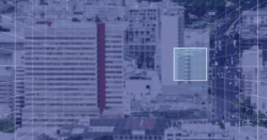 Şehir manzarası üzerinde veri işleme animasyonu. Küresel bağlantılar, iş, bilgisayar, dijital arayüz ve veri işleme kavramı dijital olarak oluşturuldu.