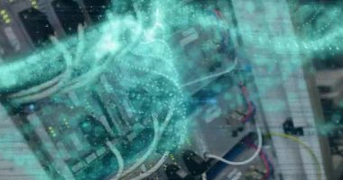 Bilgisayar sunucusu üzerinden veri işleme animasyonu. Küresel iş, veri işleme, hesaplama ve dijital arayüz kavramı dijital olarak oluşturulmuş video.