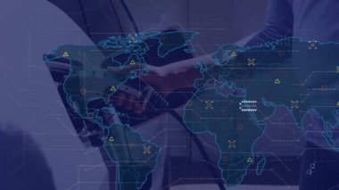 Afrikalı Amerikalı bir kadının elektrikli araba şarj etmesi üzerine veri işleme animasyonu. Elektrikli araba, yeşil ulaşım, bilgisayar ve veri işleme kavramı dijital olarak oluşturulmuş video.