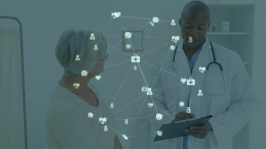 Afro-Amerikan erkek doktor ve kadın hasta arasındaki bağlantı ağının animasyonu. Dijital olarak oluşturulmuş küresel bağlantılar, tıp, sağlık ve veri işleme kavramı.