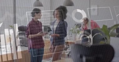 Veri işleme animasyonu ve çeşitli iş adamlarının konuşmaları üzerine ikili kodlama. Küresel iş ve dijital arayüz kavramı, dijital olarak oluşturulmuş video.