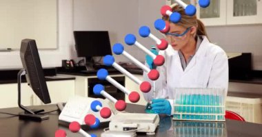 Kafkas kadın bilim adamının üzerinde dönen DNA iplikçiklerinin animasyonu. Küresel araştırma, bilim ve veri işleme kavramı dijital olarak oluşturulmuş video.