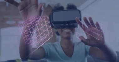 VR kulaklıklı Afro-Amerikan kadın üzerinden parlayan 3D veri transferinin animasyonu. Dijital olarak oluşturulmuş küresel sanal gerçeklik, veri işleme, hesaplama ve dijital arayüz kavramı.