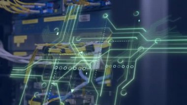 Bilgisayar sunucusu üzerinden veri işleme animasyonu. Küresel bağlantılar, iş dünyası, bulut hesaplama, dijital arayüz ve veri işleme kavramı dijital olarak oluşturulmuş video.