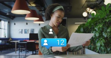 Ofiste evrak okuyan Afro-Amerikan kadının üzerinde yüzen profil ikonu animasyonu. Sosyal medya ağı ve iş teknolojisi kavramı