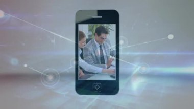 Akıllı telefon ekranındaki çeşitli iş adamlarının bağlantı ağının animasyonu. Dijital olarak oluşturulmuş küresel bağlantılar, iş, finans, bilgisayar ve veri işleme kavramı.