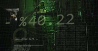 Bilgisayar sunucuları tarafından veri işleme animasyonu. Küresel hesaplama, dijital arayüz ve veri işleme kavramı dijital olarak oluşturulmuş video.