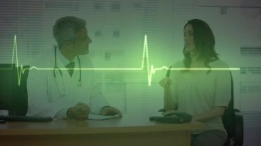 Çeşitli doktorlarda kalp atış hızı monitörü animasyonu. Küresel tıp, sağlık ve veri işleme kavramı dijital olarak oluşturulmuş video.