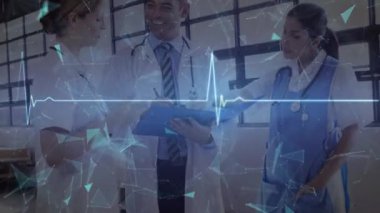 Çeşitli doktorlarda kalp atış hızı monitörü animasyonu. Küresel tıp, sağlık ve veri işleme kavramı dijital olarak oluşturulmuş video.