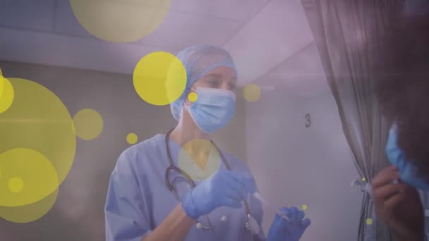 Animação Manchas Amarelas Sobre Médico Feminino Caucasiano Máscara Facial Com — Vídeo de Stock