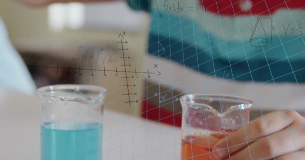 Animação Equações Matemáticas Sobre Seção Média Menino Realizando Experimentos Laboratório — Vídeo de Stock
