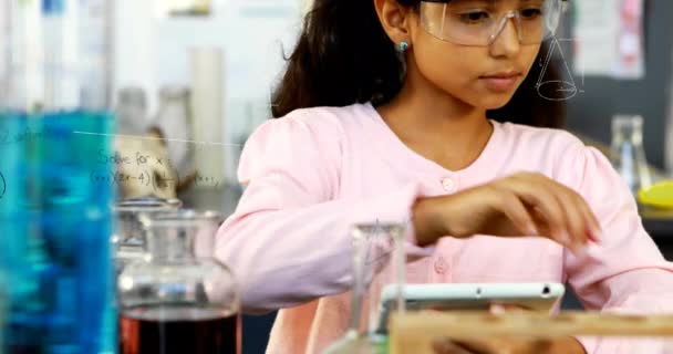 在学校的实验室里 用数字平板对女孩的数学方程进行动画化 学校和教育概念 — 图库视频影像
