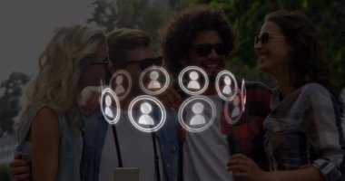 Farklı arkadaşların selfie konuşması üzerine daireler çizerek dönen profil simgesinin animasyonu. Dijital bileşim, çoklu pozlama, aşk, birliktelik, arkadaşlık, soyut ve teknoloji kavramı.