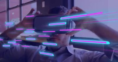 VR kulaklıklı beyaz adam üzerinden veri transferinin ışıldayan ışık izlerinin animasyonu. Dijital olarak oluşturulmuş küresel sanal gerçeklik, veri işleme, hesaplama ve dijital arayüz kavramı.