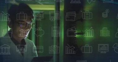 Bilgisayar sunucuları tarafından Asyalı teknisyenlerle simge ve veri işleme animasyonları. Küresel hesaplama, dijital arayüz ve veri işleme kavramı dijital olarak oluşturulmuş video.