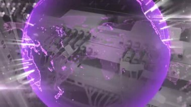 Şehir manzarası üzerinde dünya ve veri işleme animasyonları. Küresel iş, veri işleme, hesaplama ve dijital arayüz kavramı dijital olarak oluşturulmuş video.