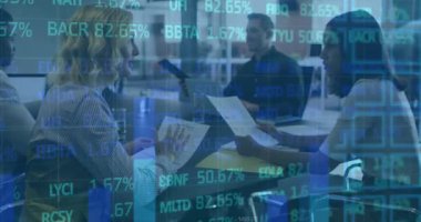 Ofisteki çeşitli iş adamları üzerinde finansal veri işleme animasyonu. Küresel iş, finans, bilgisayar ve veri işleme kavramı dijital olarak oluşturulmuş video.