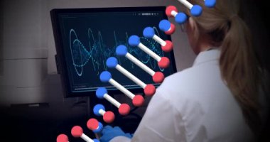 Kafkas kadın bilim adamının laboratuvarda bilgisayar kullanarak üzerinde dönen DNA iplikçikleri. Küresel bilim, bilgisayar ve veri işleme kavramı dijital olarak oluşturulmuş video.