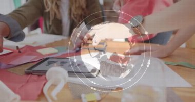 Ofiste iş tartışan çeşitli iş adamlarının finansal veri işleme animasyonları. İş, finans ve dijital arayüz kavramı dijital olarak oluşturulmuş video.