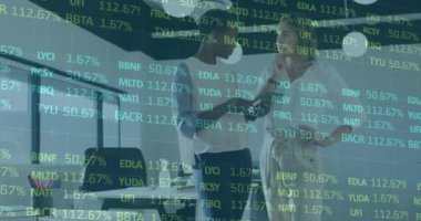 Ofisteki çeşitli iş adamları üzerinde finansal veri işleme animasyonu. Küresel iş, finans, bilgisayar ve veri işleme kavramı dijital olarak oluşturulmuş video.