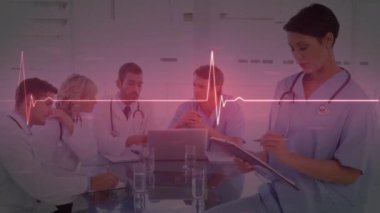 Çeşitli doktorlarda kalp atış hızı monitörü animasyonu. Küresel tıp, sağlık ve veri işleme kavramı dijital olarak oluşturulmuş video.