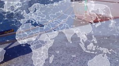 Dünya haritası ve veri işleme animasyonu. Küresel bulut hesaplama, dijital arayüz ve veri işleme kavramı dijital olarak oluşturulmuş video.