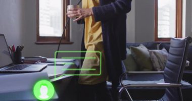 Laptop kullanan beyaz bir kadının veri işleme simgesinin animasyonu. Dijital olarak oluşturulmuş küresel bağlantılar, sosyal medya, hesaplama ve veri işleme kavramı.