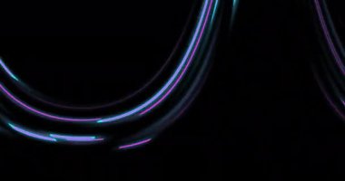 Siyah arkaplanda hareket eden veri transferinin parıldayan ışık izlerinin animasyonu. Dijital olarak oluşturulmuş küresel sanal gerçeklik, veri işleme, hesaplama ve dijital arayüz kavramı.