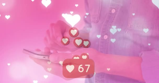 Kalp Ikonlarının Üzerinde Konuşma Balonunda Numara Değiştirme Cep Telefonu Kullanan — Stok video