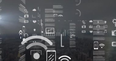 Şehir manzarası üzerindeki simgelerle veri işleme animasyonu. Küresel iş, bilgisayar ve dijital arayüz kavramı dijital olarak oluşturulmuş video.