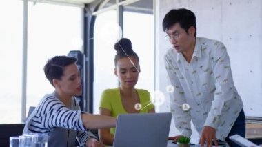 Profil simgelerinin oluşturduğu ağın animasyonu, ofiste tartışan farklı meslektaşlardan oluşan bir ekibe karşı. Küresel ağ ve iş teknolojisi kavramı