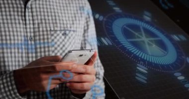 Akıllı telefon kullanan insanın orta kesimine karşı veri işleme arayüzü animasyonu. Küresel ağ ve iş arayüzü teknolojisi kavramı