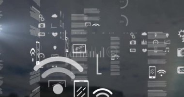 Gökyüzü üzerindeki bulutlarla veri işleme animasyonu. Küresel iş, bilgisayar ve dijital arayüz kavramı dijital olarak oluşturulmuş video.