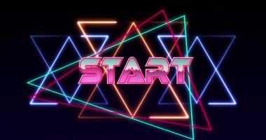 Siyah arkaplanda geometrik şekil oluşturan parlayan ışık yollarının üzerindeki metin pankartının canlandırılması. Video oyunu arayüzü ve teknoloji kavramı