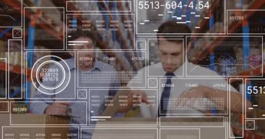 Depodaki kasayı açan iki beyaz erkek yöneticinin veri işleme animasyonu. Küresel ağ ve lojistik iş teknolojisi kavramı